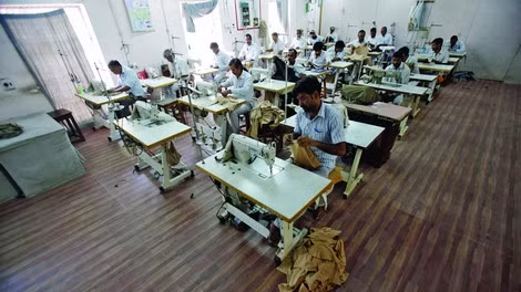 Các phạm nhân được học nghề và lao động.
