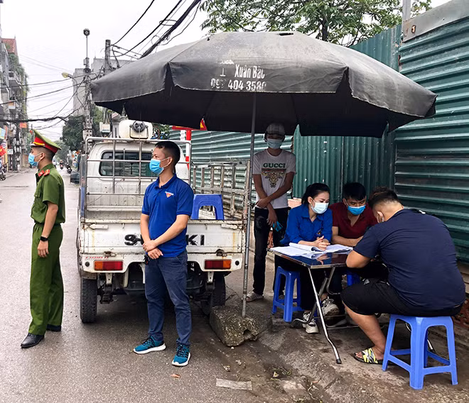 Ghi nhận tại chốt phòng chống dịch của Công an phường Minh Khai (quận Bắc Từ Liêm), nhiều người vi phạm khi được yêu cầu nộp phạt thì quanh co rất nhiều lý do để biện minh nhằm xin được "linh động" nhưng lực lượng chức năng vẫn kiên quyết xử lý bởi hiện nay tình hình dịch COVID-19 đang diễn biến phức tạp.