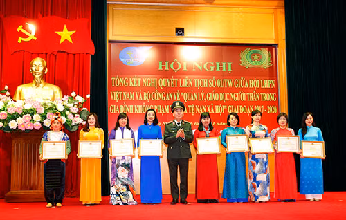 Thứ trưởng Trần Quốc Tỏ trao Bằng khen của Bộ Công an tặng các tập thể