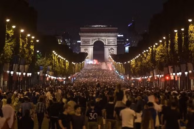 Tại đại lộ Champs Elysees ở Paris để ăn mừng là hình ảnh biển người đổ ra ăn mừng chiến thắng