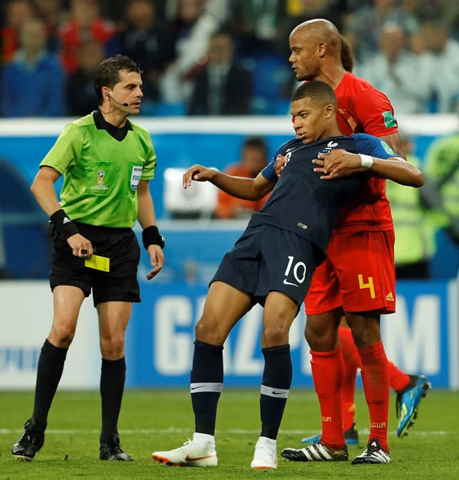 Mbappe ăn thẻ vàng cho pha ăn vạ của mình.