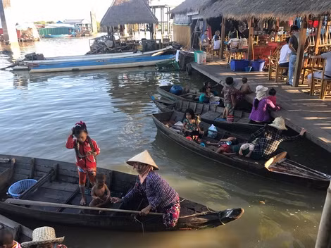 Một số người Việt dựa vào du khách để mưu sinh trên Biển Hồ. Một số người Việt dựa vào du khách để mưu sinh trên Biển Hồ.