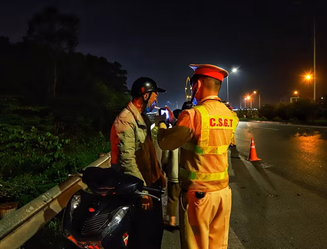Lực lượng CSGT kiểm tra nồng độ cồn với một người đi xe máy.