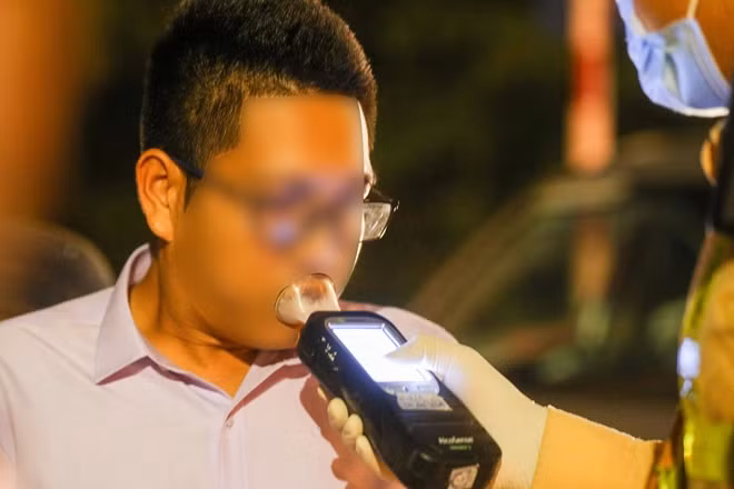 Điển hình như trường hợp của tài xế Phạm Ngọc T. (SN 1989; trú tại Hà Nam), điều khiển xe 4 chỗ, có nồng độ cồn lên đến 0,620 mlg/lít khí thở, vượt mức vi phạm cao nhất (0,4 mlg/lít khí thở), vi phạm tại Điểm a, Khoản 10, Điều 5 Nghị định 100/2019/NĐ-CP.