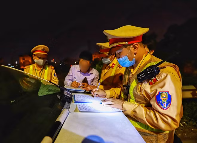 Trần tình cho lỗi vi phạm của mình, tài xế P.N.T cho biết, trước đó có đi giúp một người đồng nghiệp chuyển nhà. Sau khi hoàn tất công việc có được chủ nhà mời lại ăn cơm để cảm ơn và trong bữa ăn có uống chút rượu. Dù biết uống rượu rồi điều khiển phương tiện là sai bởi điều này tiềm ẩn nguy cơ xảy ra tai nạn nhưng một phần do cả nể nên tài xế T. vẫn uống. Tài xế T. nhận thấy hành vi của mình là sai và tuân thủ theo xử phạt của lực lượng CSGT.