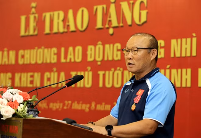 Ông Park trong lễ nhận Huân chương Lao động hạng Nhì. Ảnh: VFF