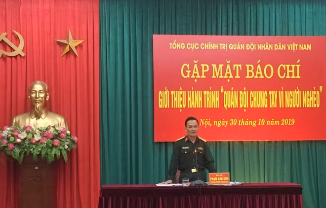 Đại tá Phạm Kim Sơn, Phó cục trưởng Cục Dân vận chủ trì cuộc họp báo.