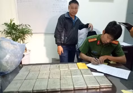22 bánh heroine do Phan Thị Đào vận chuyển bị thu giữ.