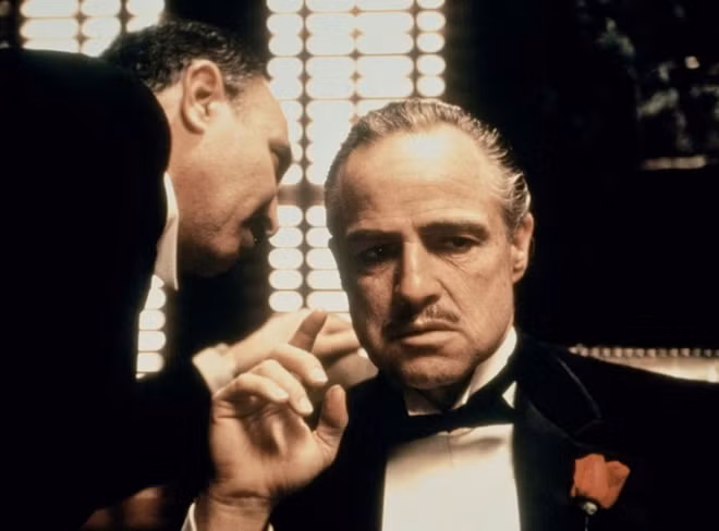 Diễn viên Marlo Brando thủ vai "bố già" Vito "Don" Corleone trong phim "Bố Già" dựa theo tiểu thuyết kinh điển cùng tên.