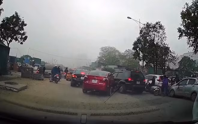 Cú tông liên hoàn khiến nhiều người thót tim.