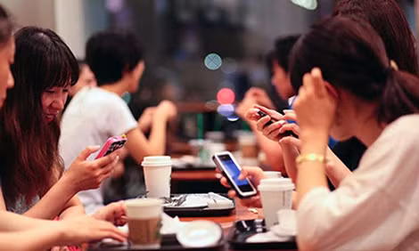 Nhiều bạn trẻ coi "like", "comment" là một khoái cảm. Nhiều bạn trẻ coi "like", "comment" là một khoái cảm.
