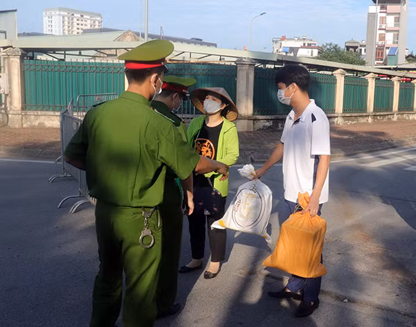 Lực lượng Công an làm nhiệm vụ đảm bảo ANTT tại khu cách ly.