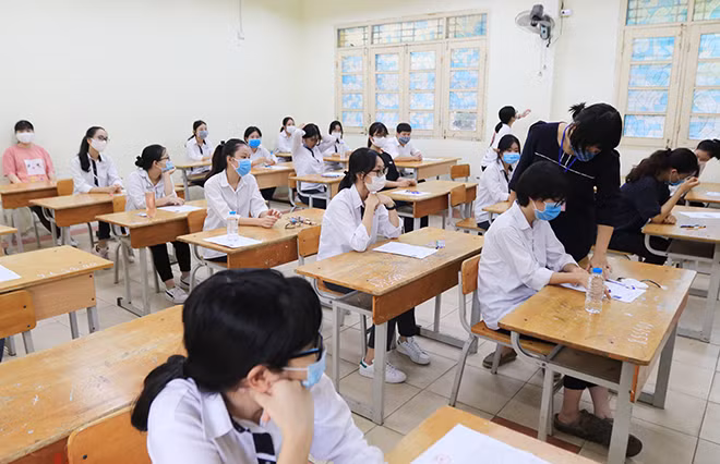 Chia sẻ với PV, em Nguyễn Ngọc Trà (THPT Thăng Long, Hà Nội) cho biết kỳ thi năm nay em cảm thấy khá căng thẳng bởi lượng kiến thức trong năm học vừa rồi bị ảnh hưởng rất nhiều từ dịch COVID-19. Dù vậy, em sẽ cố gắng hoàn thành tốt nhất bài thi của mình.