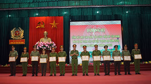 Đại tá Trương Quang Hải, Phó Giám đốc Công an tỉnh trao Bằng khen của Chủ tịch UBND tỉnh cho các tập thể, cá nhân