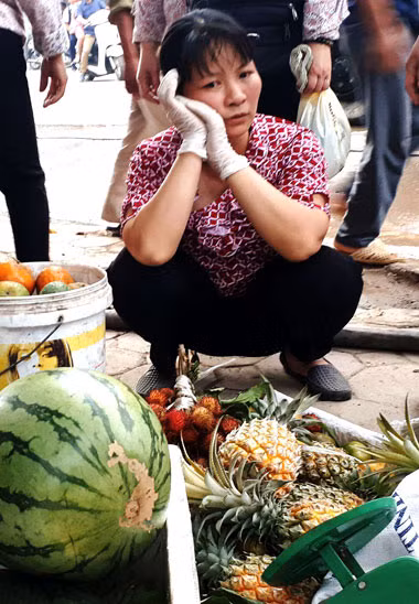 Chị Trà kịp đưa một số hoa quả ra ngoài cổng khi đám cháy bùng phát. Ảnh: Bá Đô