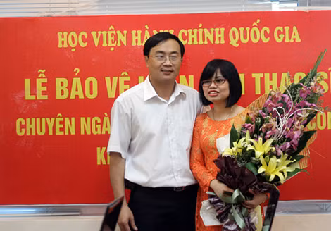 Lễ nhận bằng thạc sỹ của hai vợ chồng.