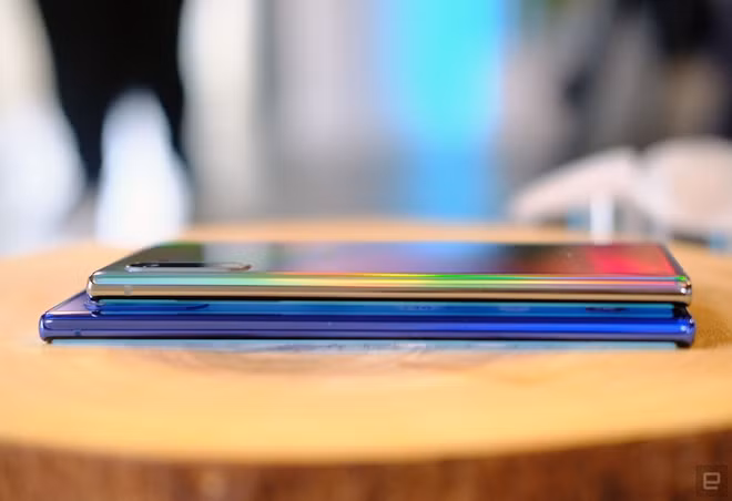 Cạnh bên của hai mẫu Note 10 và Note 10+.