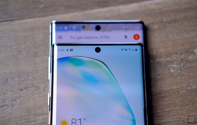Màn hình cũng đánh dấu sự thay đổi mới của Galaxy Note10. Khác với cách đục lỗ góc phải như S10, thế hệ Note mới đưa camera selfie ra chính giữa, kèm theo đó viền màn hình Infinity - O này cũng được mỏng hơn đáng kể. Note10 có kích thước 6,3 inch FullHD+ còn Note10+ là 6,8 inch QuadHD. Ngoài ra, bộ đôi Note mới cũng có cảm biến đọc vân tay siêu âm đặt dưới lớp màn hình.