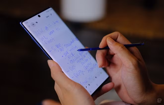 Bút S Pen mới được nâng cấp trên Note 10 và Note 10+ có cảm biến gia tốc 6 trục tích hợp bên trong. Nhờ trang bị này, cây bút có thể điều khiển từ xa, phóng to thu nhỏ hình ảnh, đổi chế độ chụp bằng thao tác vẩy theo các hướng khác nhau.