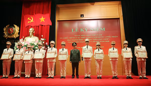 Thứ trưởng Nguyễn Văn Sơn tặng Bằng khen của Bộ trưởng Bộ Công an cho các nhà giáo tiêu biểu 2020