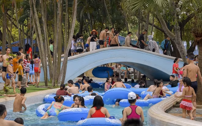 Ngày hôm nay 28-4, công viên nước Hồ Tây cũng đón nhận hàng nghìn người dân tới vui chơi. Đông đúc nhất là khu vực sông lười. Với mực nước chỉ khoảng một mét, không cần biết bơi, du khách có thể đi bộ hoặc ngồi phao thả trôi theo dòng nước.