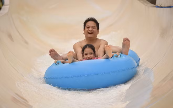 Nhiều em nhỏ hào hứng với những trò chơi cảm giác mạnh như trượt phao trong ống, trượt lộ thiên.