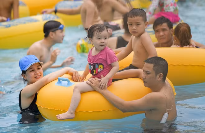 Không ít gia đình trẻ cũng đã cho con em mình có mặt tại đây để tham gia các trò chơi vận động dưới nước cũng như các chương trình dành cho trẻ trong ngày mở cửa. Đặc biệt, tại khu vực các trò chơi cảm giác mạnh dưới nước thu hút đông đảo nam thanh nữ tú.