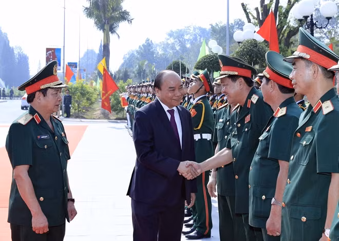 Thủ tướng Nguyễn Xuân Phúc với cán bộ, sỹ quan Trường Sỹ quan Lục quân 2. Ảnh: TTXVN