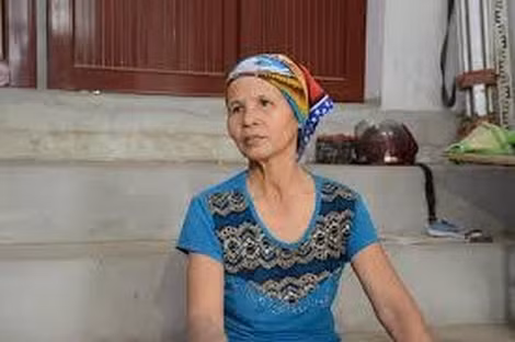 Bà Thơm - người tìm thấy cháu bé ở bãi rác.