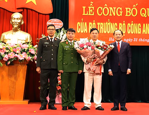Phó chủ tịch tỉnh Hà Tĩnh tặng hoa chúc mừng Thượng tá Đinh Việt Dũng