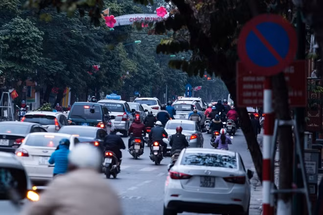 Đợt không khí lạnh tăng cường mạnh khiến nhiệt độ tại thủ đô Hà Nội giảm đột ngột. Thời điểm 6h sáng, nhiệt độ đo được tại Hà Nội là 11 độ C, trời lạnh khiến bất cứ ai phải ra đường cũng đều cảm thấy rét buốt tê tái.
