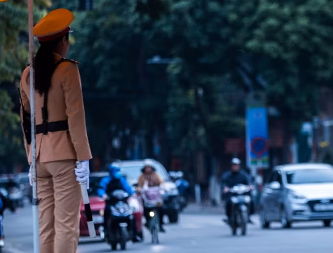 Cùng thời điểm đó, tại nút giao thông ngã tư Điện Biên Phủ - Trần Phú, nữ chiến sĩ CSGT thuộc đội CSGT số 2 (phòng CSGT Hà Nội) có mặt từ rất sớm để làm nhiệm vụ.
