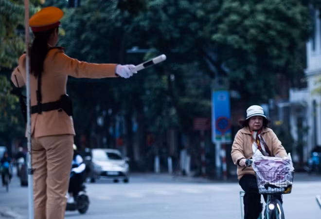 Động tác điều khiển giao thông đầy dứt khoát cùng âm thanh từng nhịp đều được phát ra từ chiếc còi đeo trên cổ nữ CSGT trẻ này giúp giao thông trở lên nhịp nhàng, thông suốt.