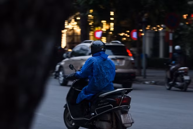 Trong khi người dân mỗi lúc phải ra đường đều cố trang bị cho mình thật ấm với găng tay, áo khoác và thậm chí là áo mưa thì các chiến sỹ CSGT vẫn chỉ có cho mình duy nhất bộ quân phục.