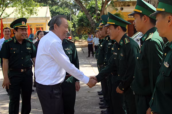 Đồng chí Trương Hòa Bình làm việc tại Đồn biên phòng Cửa khẩu quốc tế Lệ Thanh, Đức Cơ.