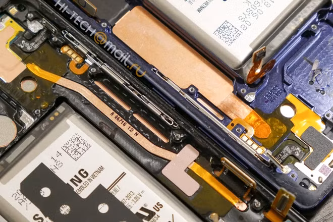 Điều thú vị được phát hiện khi chiêm ngưỡng nội thất của Note 9 đó là hệ thống làm mát của chiếc điện thoại. Các kỹ sư của Samsung đã sử dụng trọn vẹn một miếng đồng để tản nhiệt. Ngoài việc giữ cho mọi thứ được mát, nó giúp bộ vi xử lý không bị “bóp” khi quá nhiệt. Samsung gọi đây là hệ thống làm mát mới bằng nước và sợi carbon, khiến nhiệt độ giảm hơn 21% so với chế độ làm mát thông thường.