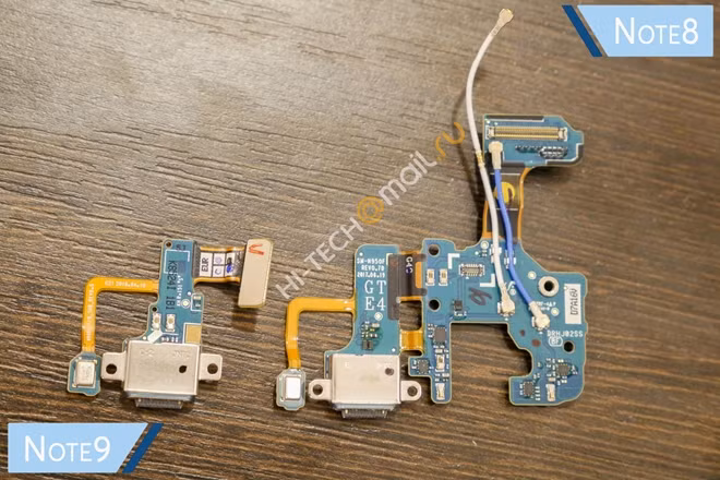 Các mạch linh kiện giữa Note 9 bên trái nhỏ hơn rất nhiều so với Note 8 bên phải.
