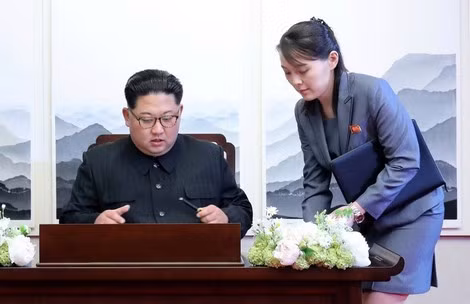 Kim Yo-jong luôn có mặt bên cạnh anh trai, nhà lãnh đạo Kim Jong-un trong các cuộc gặp thượng đỉnh với Mỹ và Hàn Quốc. Kim Yo-jong luôn có mặt bên cạnh anh trai, nhà lãnh đạo Kim Jong-un trong các cuộc gặp thượng đỉnh với Mỹ và Hàn Quốc.