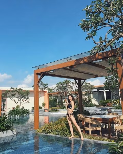 Khu FLC Luxury Resort Samson là nơi tập trung số lượng bể bơi lớn nhất trong quần thể với bể bơi vô cực chung bể bơi cạnh Aqua Chill Bar, bể bơi trong nhà Aqua Hot Pool… cùng hàng chục bể bơi riêng của từng villa. Vậy nên bất cứ lúc nào bạn cũng có thể thỏa sức lựa chọn đắm mình trong làn nước tươi mát mà không lo cảnh chen chúc đông người. (Ảnh: saint319jenny)