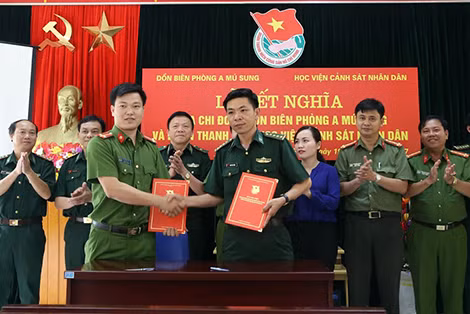 Đoàn thanh niên học viện CSND ký kết với Đoàn thanh niên Đồn biên phòng A Mú Sung.
