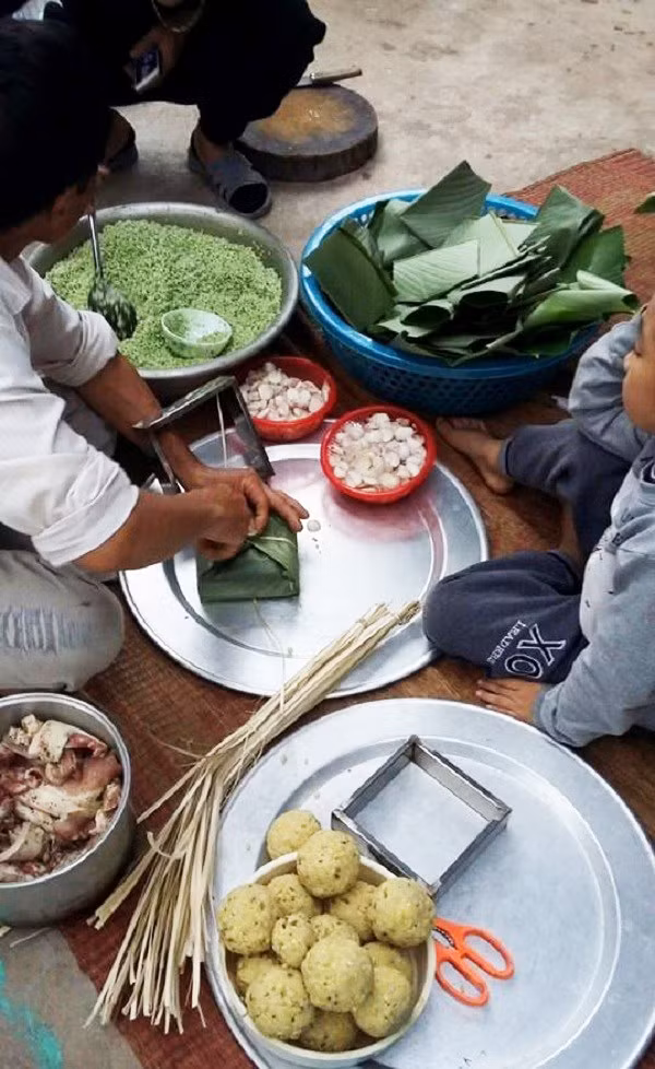Vẫn là đó, những chiếc bánh chưng được gói một cách cầu kỳ với nguyên liệu từ gạo nếp, thịt mỡ, đậu xanh rồi đến lớp vỏ bên ngoài bằng lá dong Vẫn là đó, những chiếc bánh chưng được gói một cách cầu kỳ với nguyên liệu từ gạo nếp, thịt mỡ, đậu xanh rồi đến lớp vỏ bên ngoài bằng lá dong