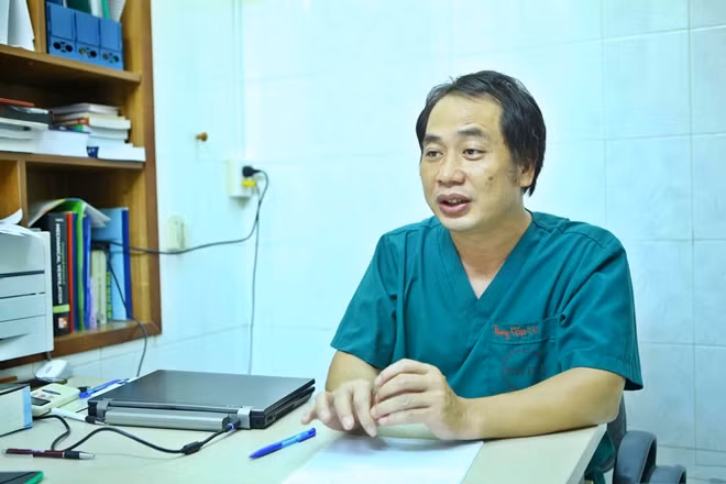 Bác sĩ Nguyễn Trung Cấp, Trưởng khoa Cấp cứu, Bệnh viện Nhiệt đới Trung ương sẽ hội ngộ gia đình qua… sóng truyền hình.