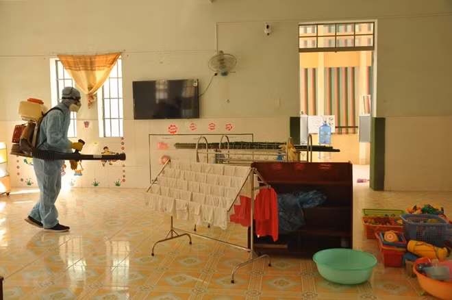 Phun xịt khử trùng tại các trường học. Ảnh: TTXVN