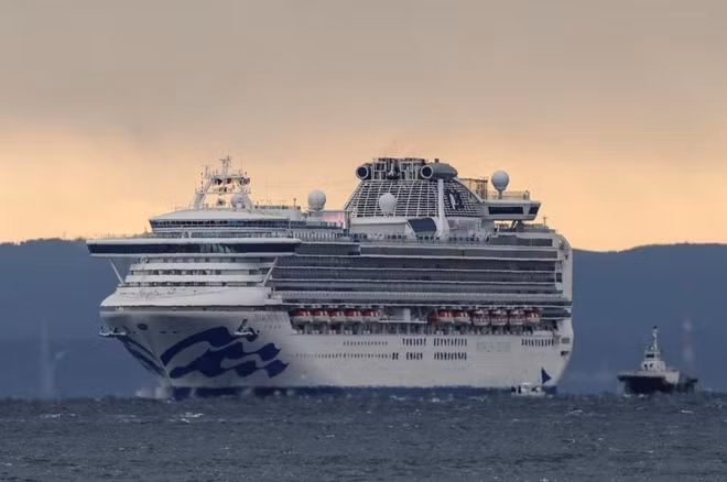 Du thuyền sang trọng Diamond Princess neo đậu ngoài khơi thành phố Yokohama, Nhật Bản sau khi liên tiếp phát hiện người nhiễm virus Covid-19. Ảnh: Kyodo