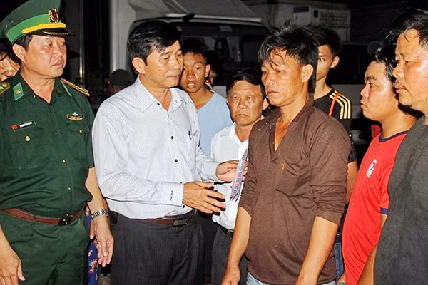 Ông Trần Châu – Phó Chủ tịch UBND tỉnh Bình Định thăm hỏi, động viên và tặng quà nhóm ngư dân may mắn thoát chết, đưa vào bờ trong đêm 2-5.