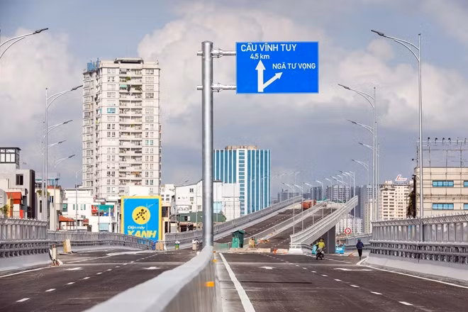 Sau hơn 2 năm thi công, đường Vành đai 2 trên cao đoạn giao cắt Ngã Tư Sở đến nút giao đường Giải Phóng đã cơ bản tạo dựng được "hình hài" với việc hoàn thành thảm nhựa đường, lắp đặt hệ thống đèn chiếu sáng, biển báo giao thông…