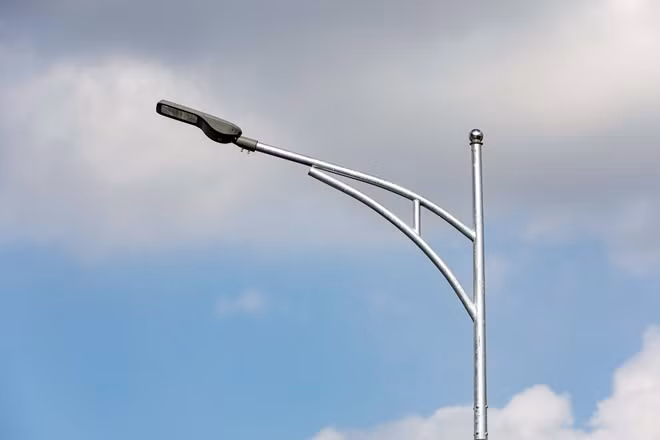 ...đèn chiếu sáng trên đường Vành đai 2 trên cao.