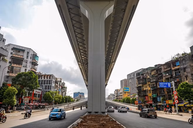 Điểm đầu của đường Trường Chinh, đoạn gần Ngã Tư Vọng. Xe cộ lưu thông thời gian này đã dần trở nên dễ dàng, thông thoáng hơn.