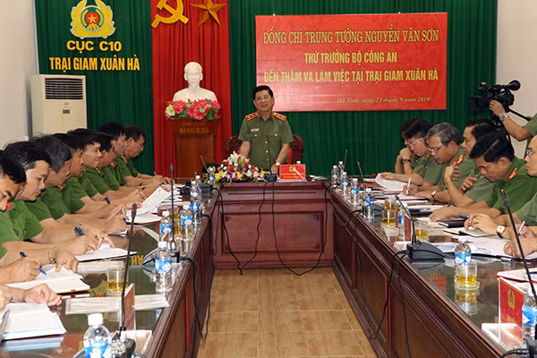 Thứ trưởng Nguyễn Văn Sơn phát biểu tại buổi làm việc. Thứ trưởng Nguyễn Văn Sơn phát biểu tại buổi làm việc.