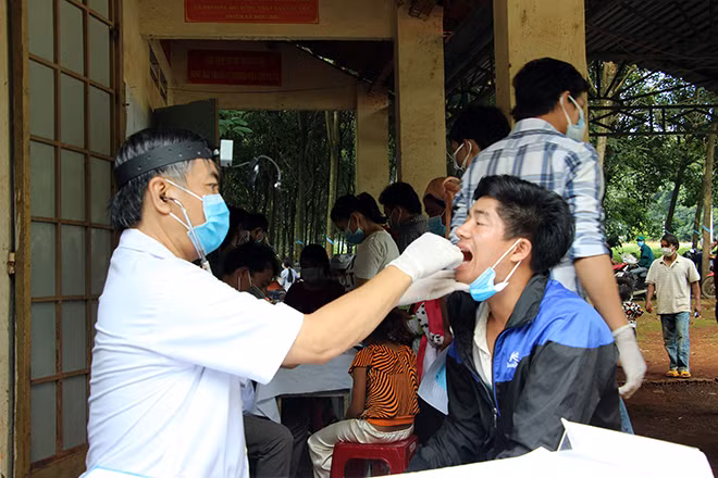Khám phòng ngừa bệnh bạch hầu cho người dân có nguy cơ mắc bệnh cao ở xã Thuận Lợi, huyện Đồng Phú